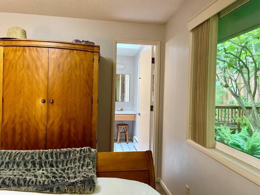Forest Gallery- Mid-century Modern With Views Holiday home